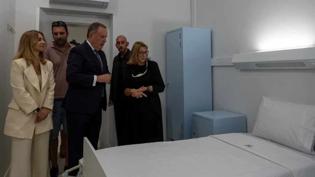 Provedor e ministra visitam quarto do CASA