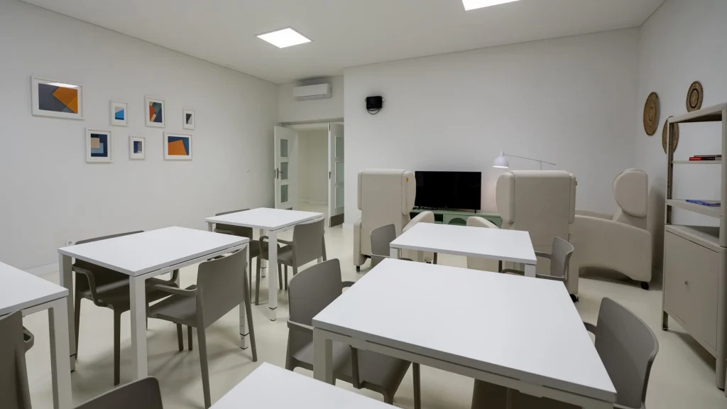 Sala do CASA com várias mesas vazias