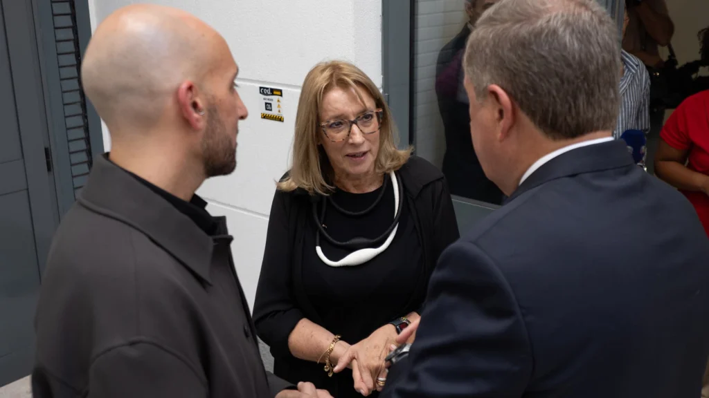 Provedor, ministra e diretor do CASA conversam